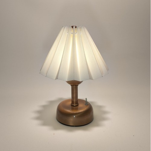 Parlak Gold Kaplama Pilli Masa Lambası – Pileli Krem Şapka